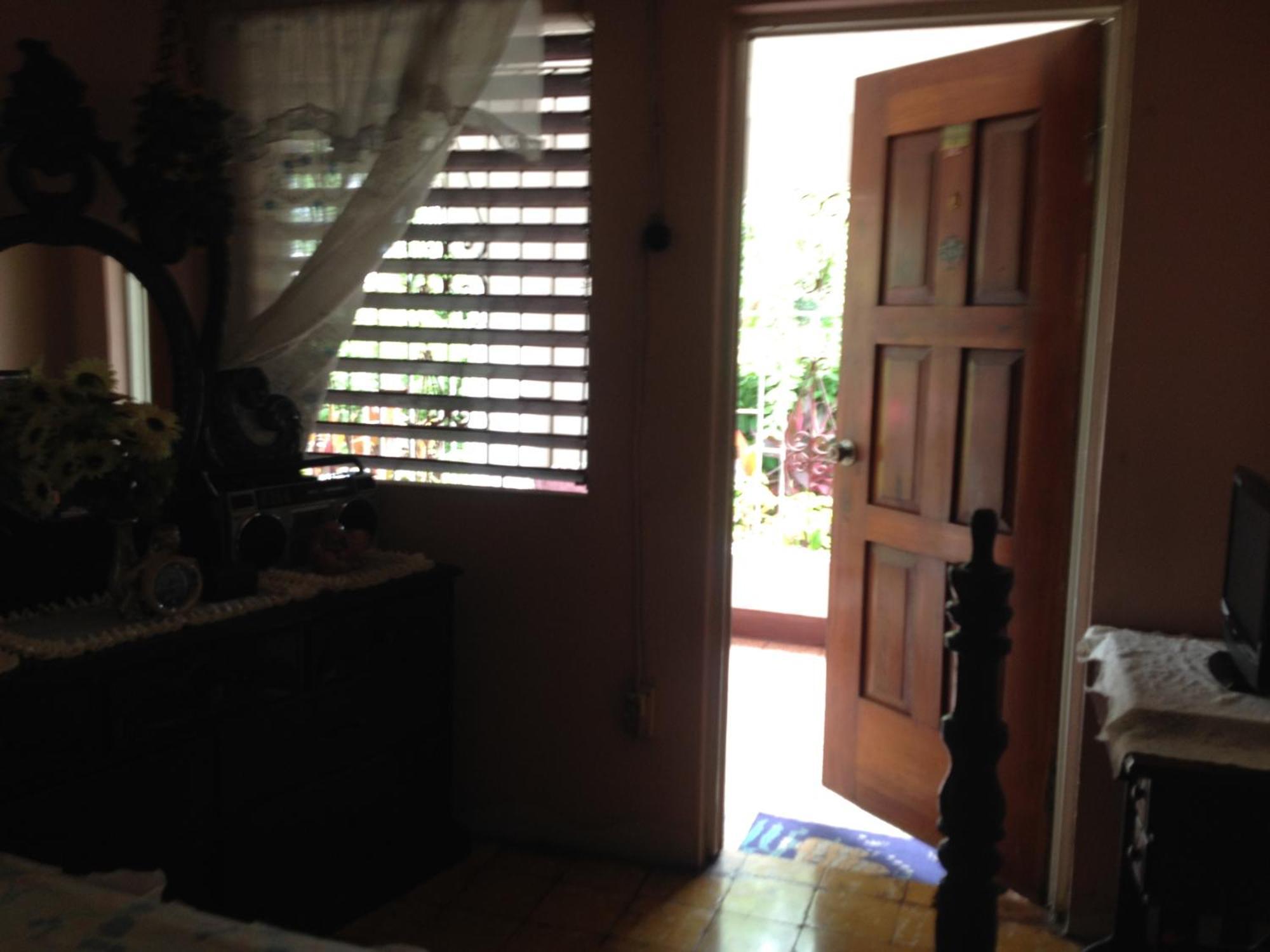 Kingston Airport Bed And Breakfast Екстериор снимка