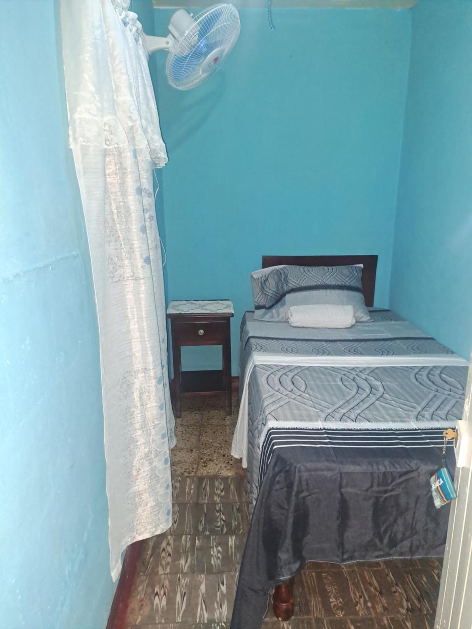 Kingston Airport Bed And Breakfast Екстериор снимка