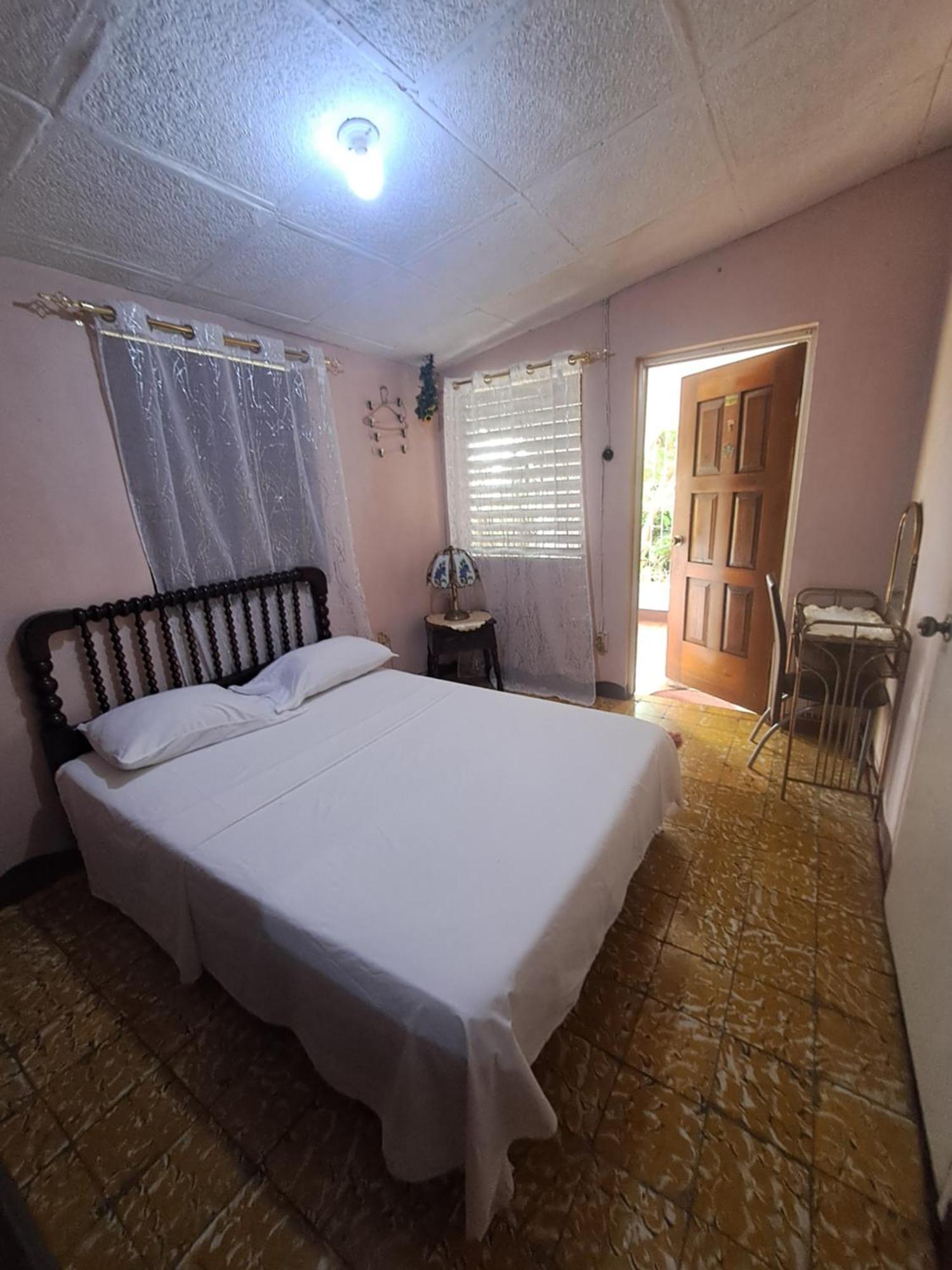 Kingston Airport Bed And Breakfast Екстериор снимка